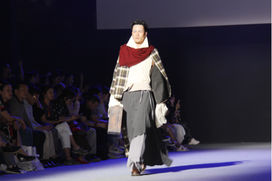武汉大学生打造创意时装 助力“汉派服装”振兴