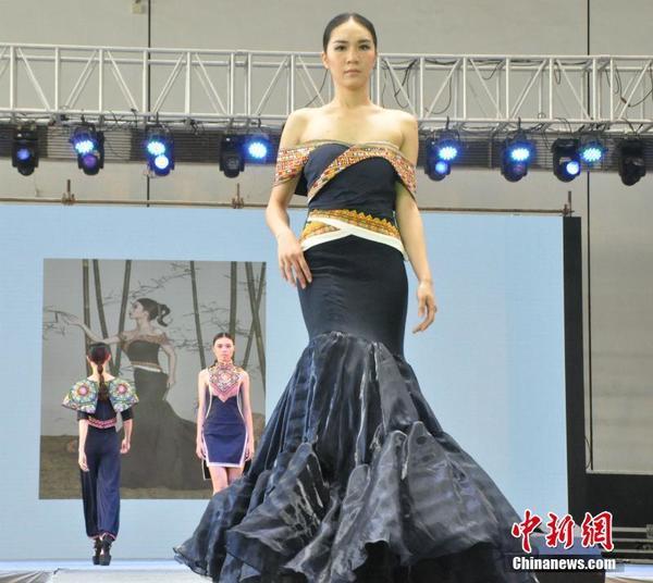 广西“艺博会”上演服装秀 学生着自创服饰走T台